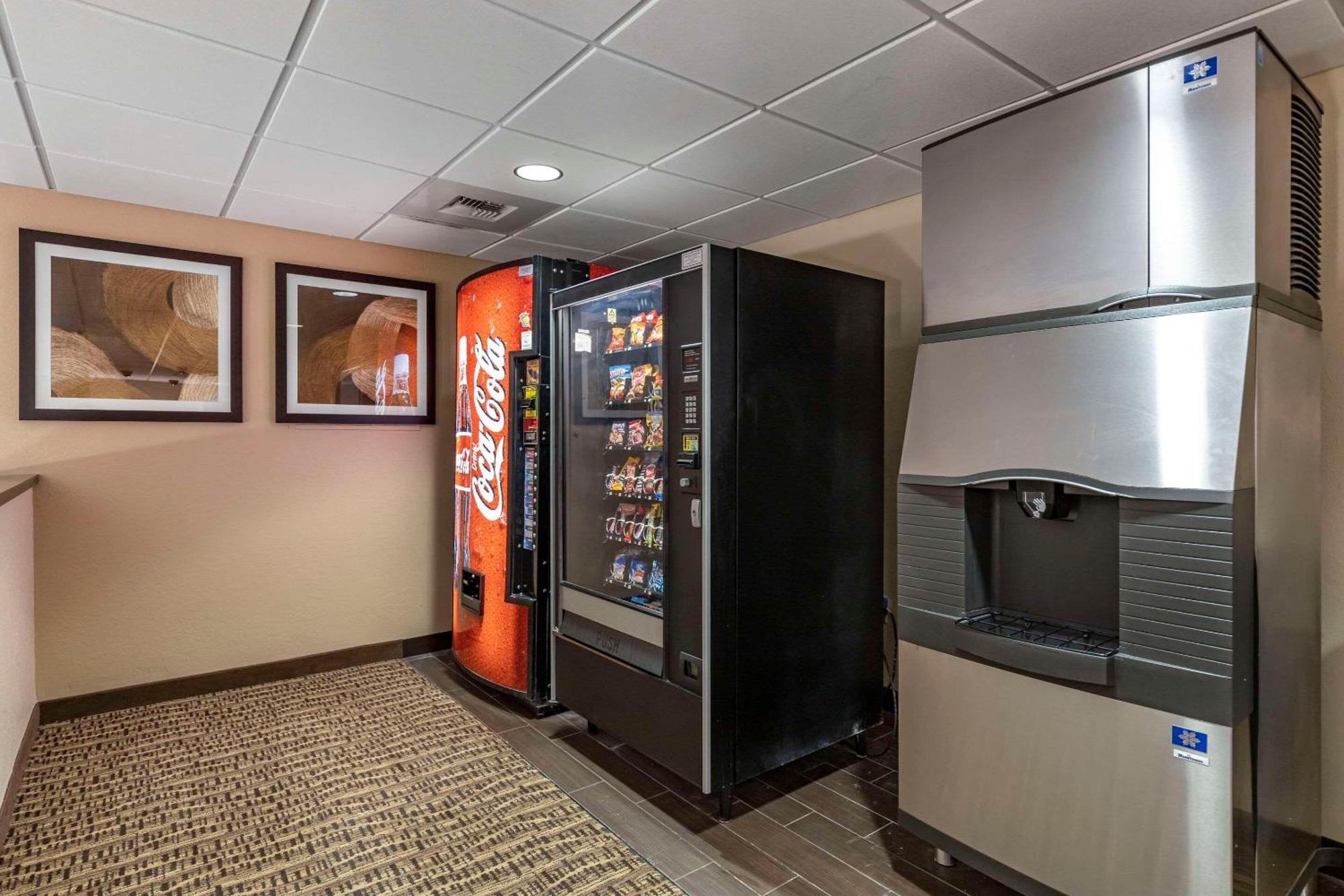 Comfort Inn & Suites Gateway To Glacier National Park Shelby Esterno foto